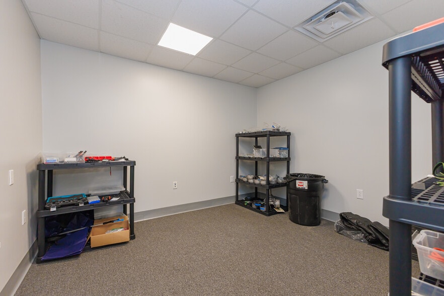 More Photos Of 5513 N Oxford St, Indianapolis Showroom For Lease