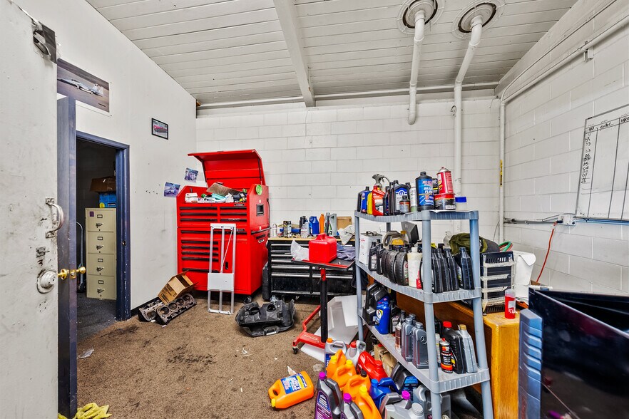 More Photos Of 348 N Riverside Ave, Medford Auto Repair For Lease