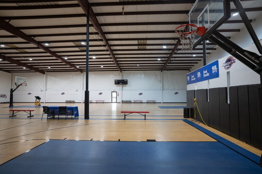 More Photos Of 9937 Race Track Rd, Tampa Manufacturing For Lease