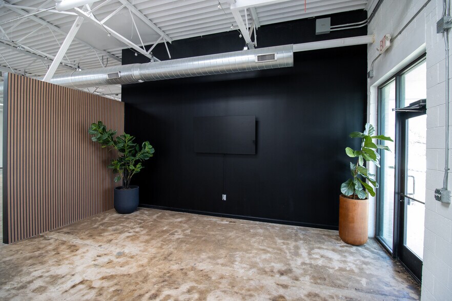 More Photos Of 2285 & 2289 Vantage St, Dallas Light Manufacturing For Lease