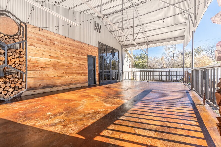 More Photos Of 1024 S First St, Sherman Warehouse For Lease