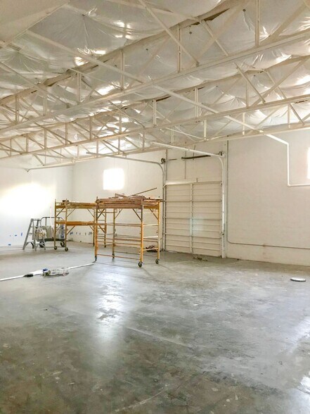 More Photos Of 2007 Farrington St, Dallas Distribution For Lease