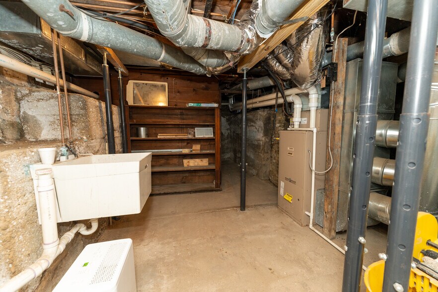 More Photos Of 218 S Washington St, Mt Pleasant Office For Sale