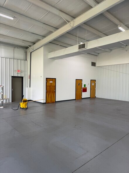 More Photos Of 590 Olympic Dr, Athens Distribution For Lease