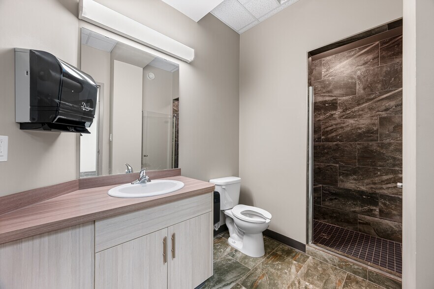More Photos Of 5267 67 Av, Lloydminster Warehouse For Sale