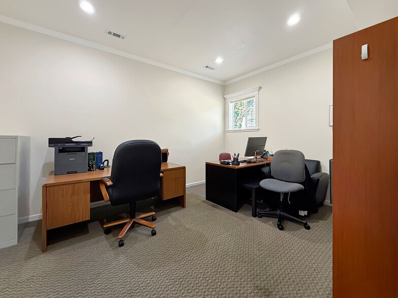 More Photos Of 624 Fleet St, Brookings Office For Sale