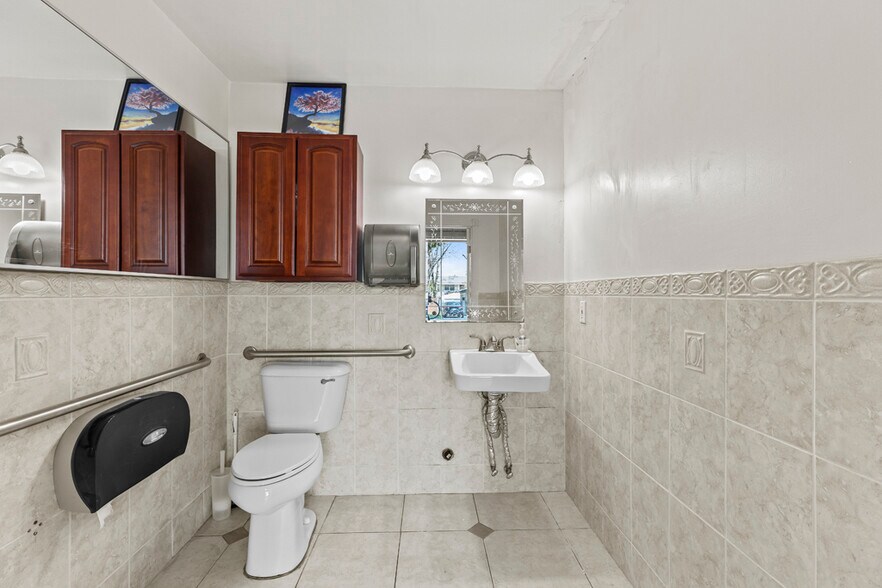 More Photos Of 906 E Commonwealth Ave, Fullerton Storefront For Sale