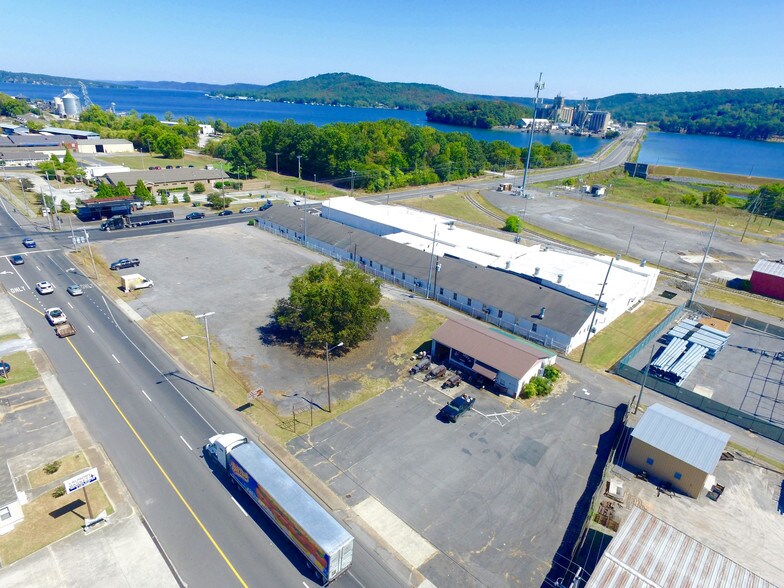 More Photos Of 2415 Lusk St, Guntersville Warehouse For Lease