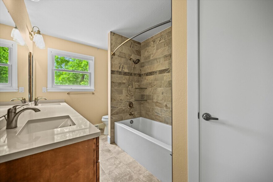 More Photos Of 1335 S Kio St, Watkins Veterinarian Kennel For Sale