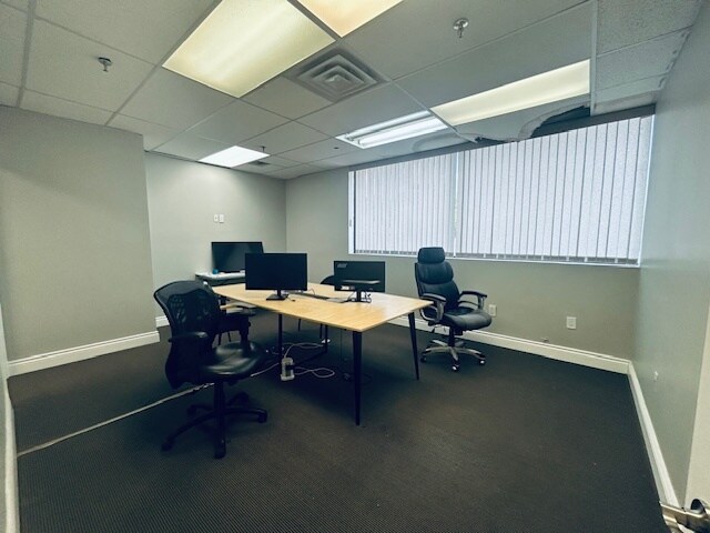 More Photos Of 114 Dundas St E, Whitby Storefront Retail Office For Lease