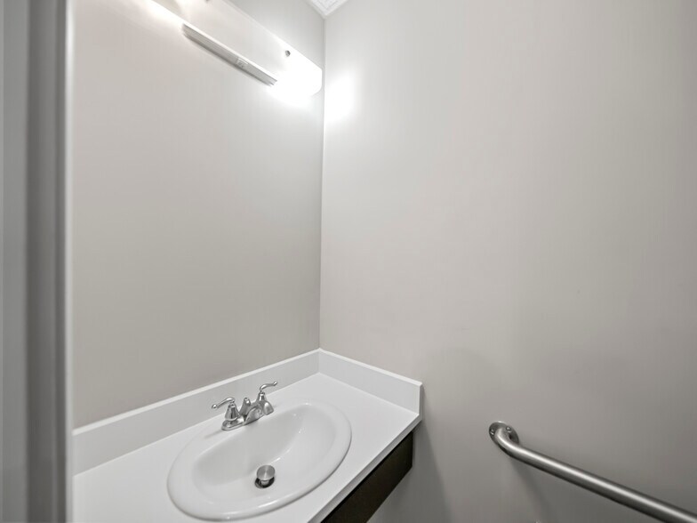 More Photos Of 375 Municipal Dr, Richardson Medical For Lease
