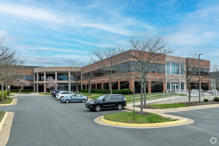 More Photos Of 14850 Conference Center Dr, Chantilly Office For Lease