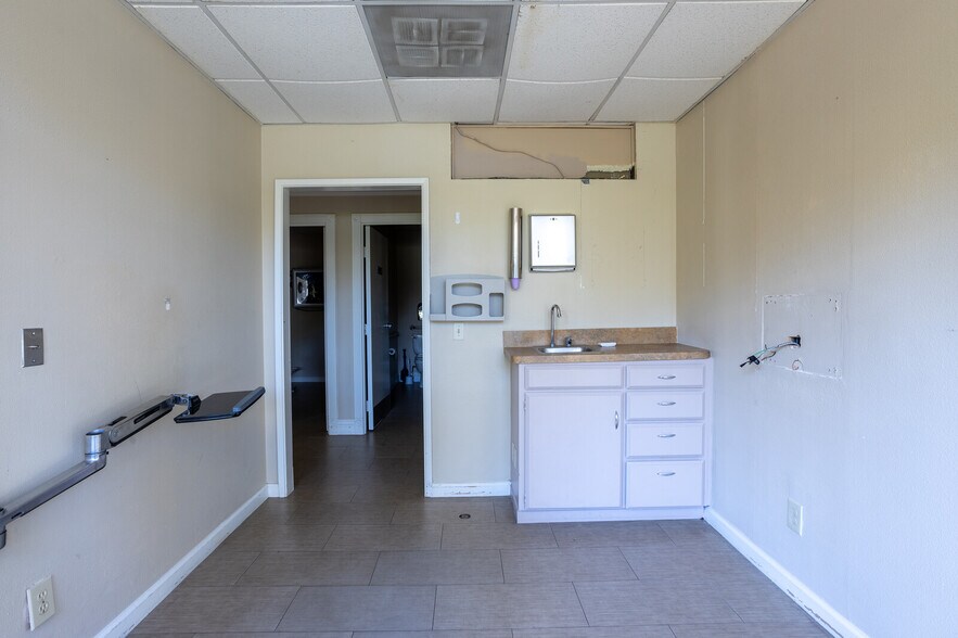 More Photos Of 15835 Pomerado Rd, Poway Unknown For Lease
