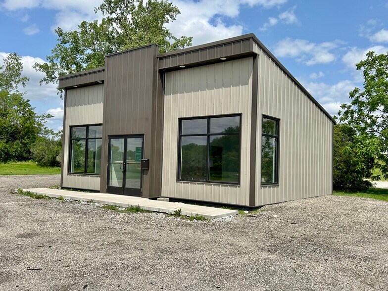 More Photos Of 4160 S Oakwood Ave, Geneseo Office For Sale