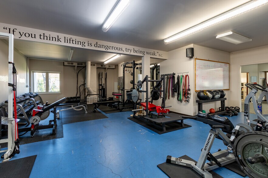 More Photos Of 2500 W 31st St, Lawrence Office For Sale