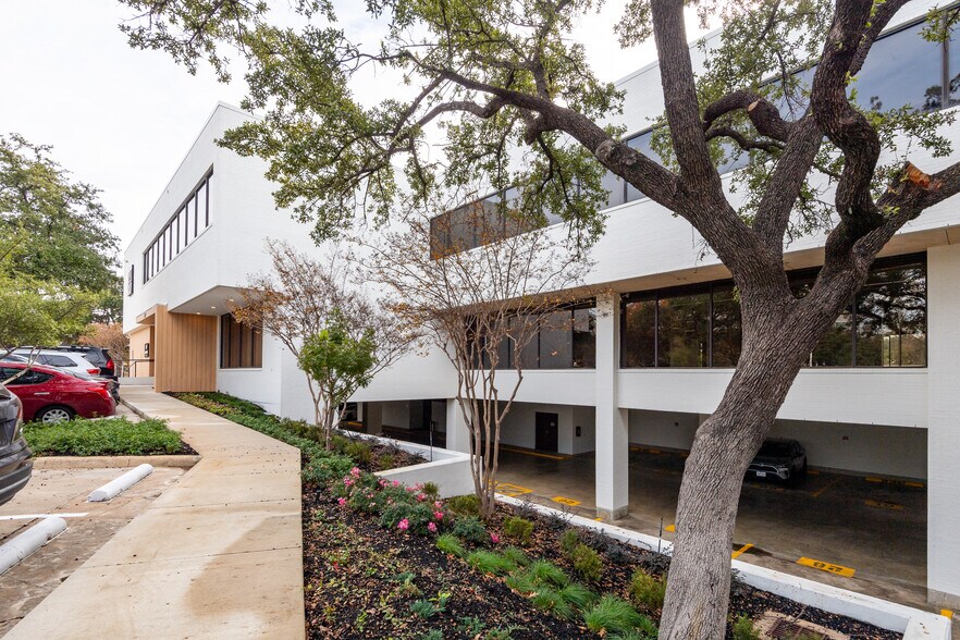 More Photos Of 104 Decker Ct, Irving Unknown For Lease