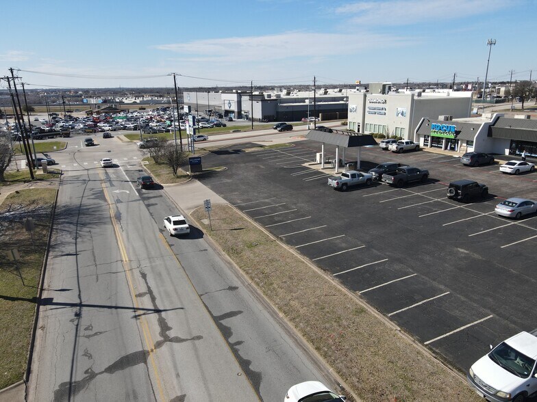 More Photos Of 809 Gallagher Dr, Sherman General Retail For Sale