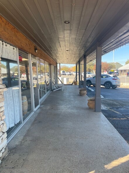 More Photos Of 1515 N Walnut Ave, New Braunfels Freestanding For Lease