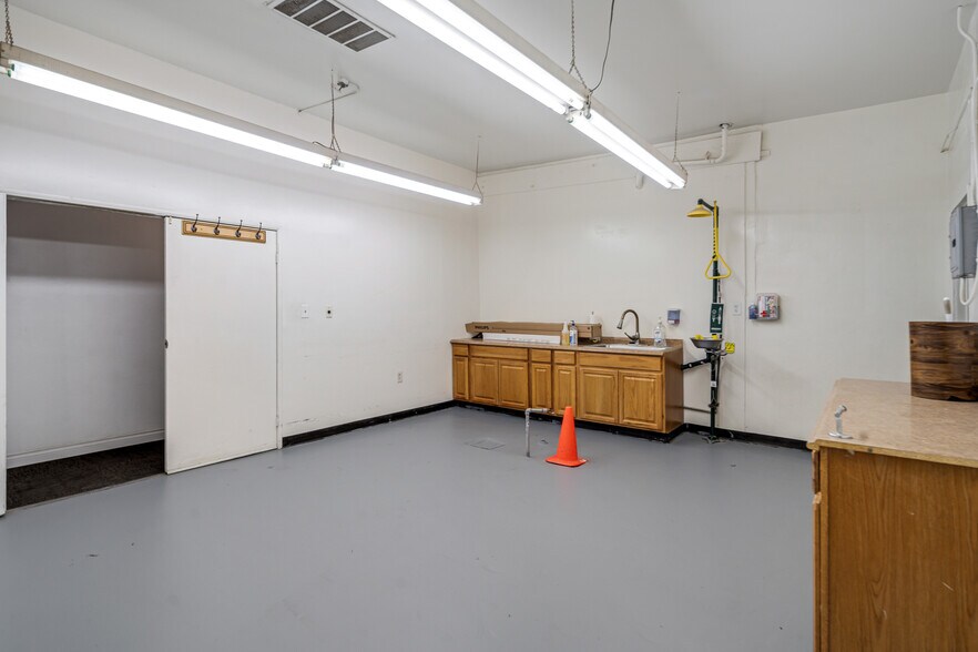 More Photos Of 8837 E Palmdale Blvd, Palmdale Research And Development For Sale