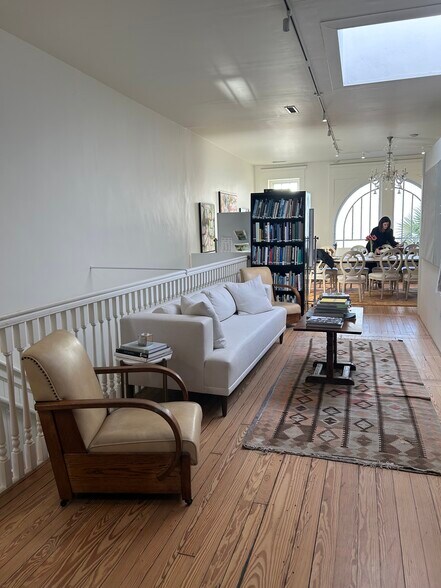 More Photos Of 302 King St, Charleston Storefront Retail Office For Lease