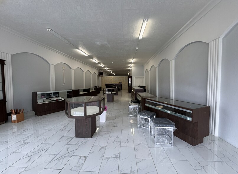 More Photos Of 1221 Overland Ave, Burley Storefront For Sale