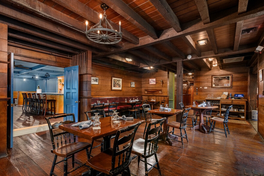 More Photos Of 314 N Morris St, Oxford Hotel For Sale