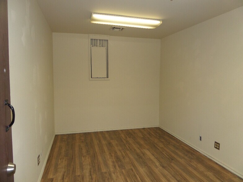 More Photos Of 2602 W Holly St, Phoenix Warehouse For Lease