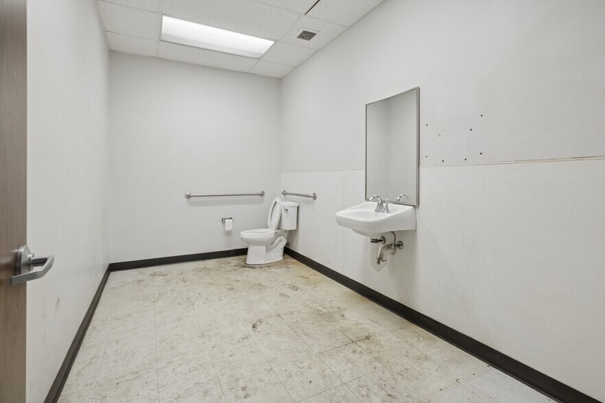 More Photos Of 8100 Kempwood Dr, Houston Manufacturing For Lease