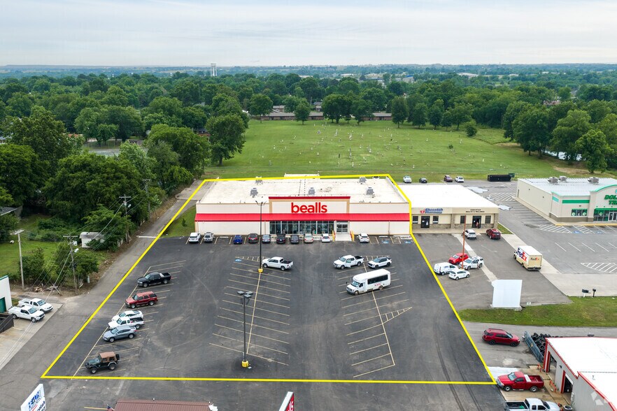 More Photos Of 1000 W Gentry Ave, Checotah General Retail For Sale