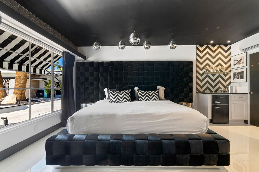 More Photos Of 120 W Vereda Sur, Palm Springs Hotel For Sale