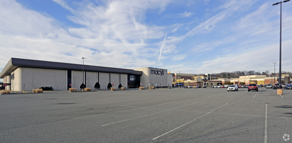 Primary Photo Of 5101-9119 Fashion Dr, Nanuet General Retail For Lease