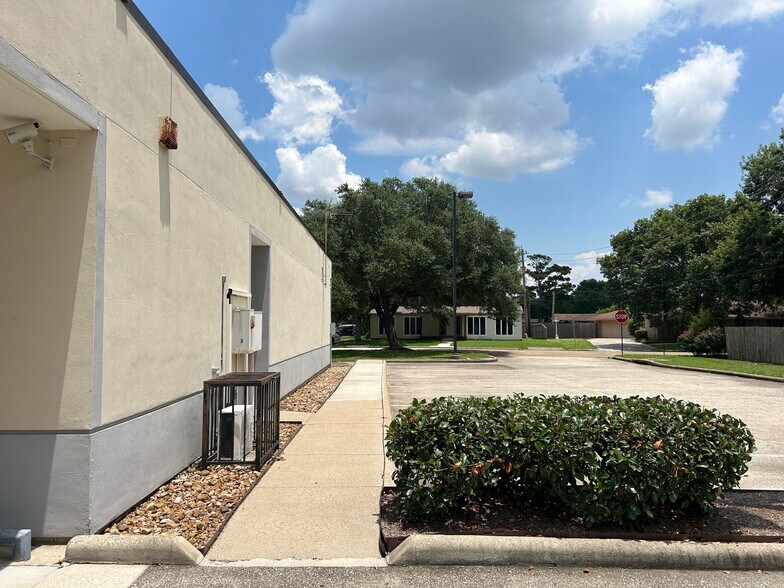 More Photos Of 723 Rollingbrook Dr, Baytown Office For Sale