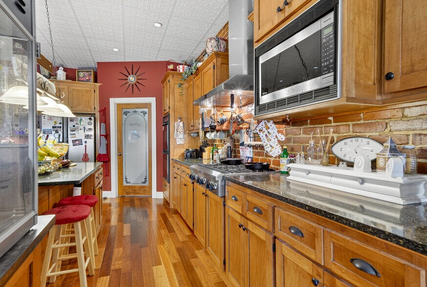 More Photos Of 109 7th Ave E, Springfield Flex For Sale