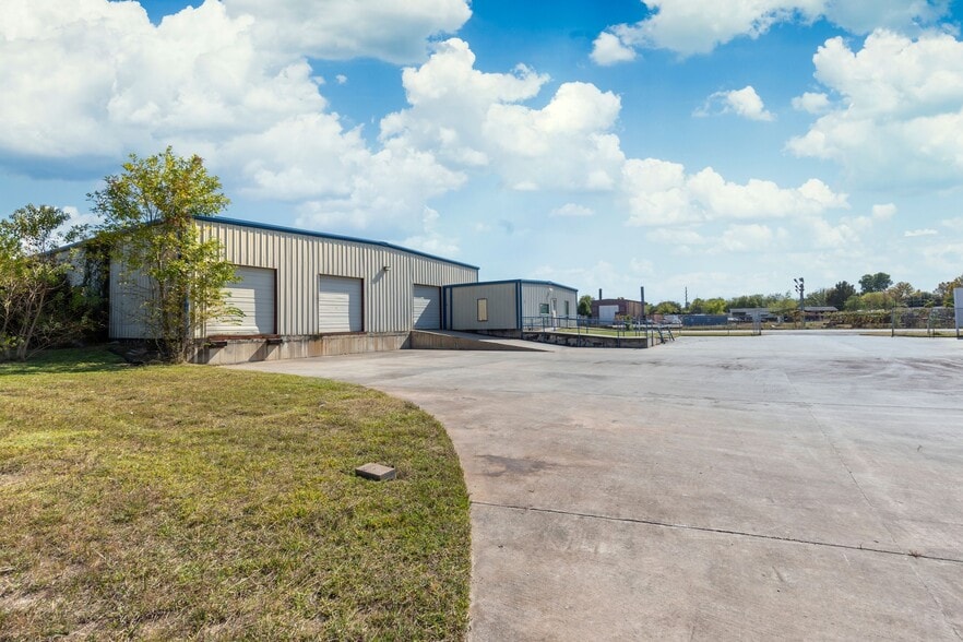 More Photos Of 2624 Wilson Rd, Humble Warehouse For Lease