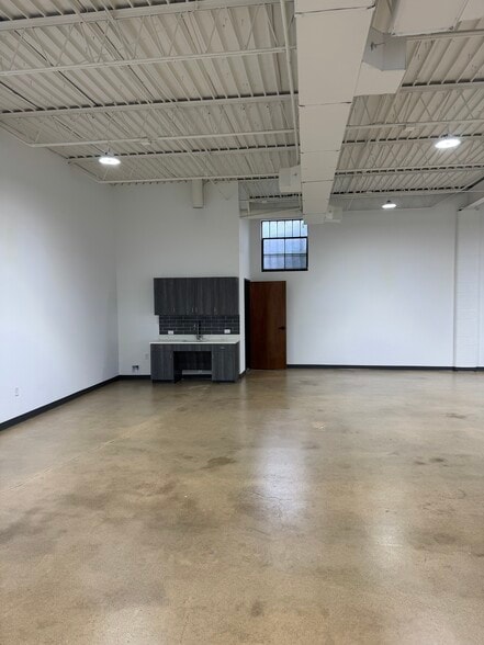 More Photos Of 4746 Memphis St, Dallas Light Distribution For Lease