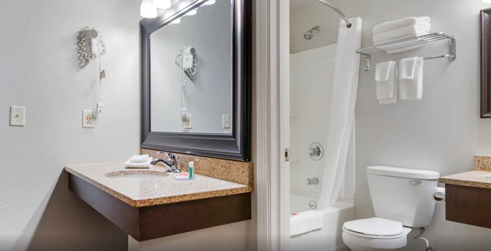 More Photos Of 2050 S US 41, Marquette Hotel For Sale