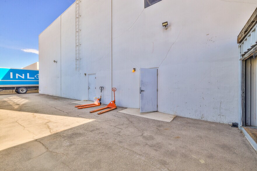 More Photos Of 5461 Arville St, Las Vegas Warehouse For Lease