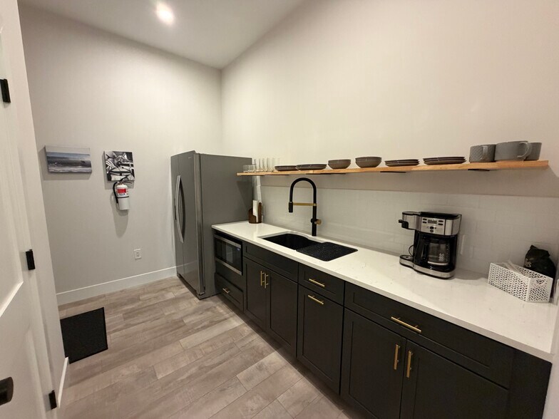 More Photos Of 46 Roosevelt Blvd, Marmora Office For Lease