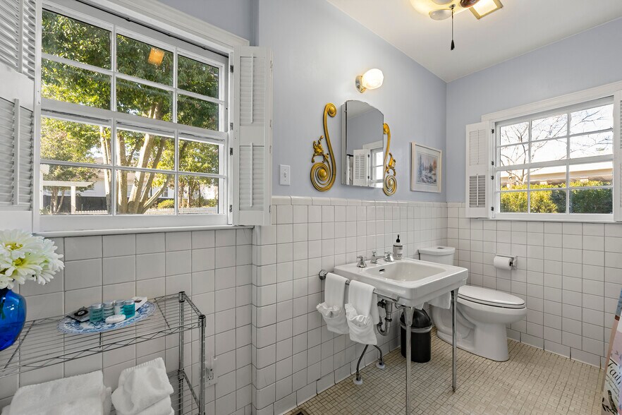 More Photos Of 132 E College St, Griffin Hospitality For Sale
