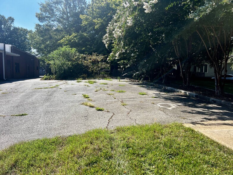 More Photos Of 411 E Statesville Ave, Mooresville Medical For Lease