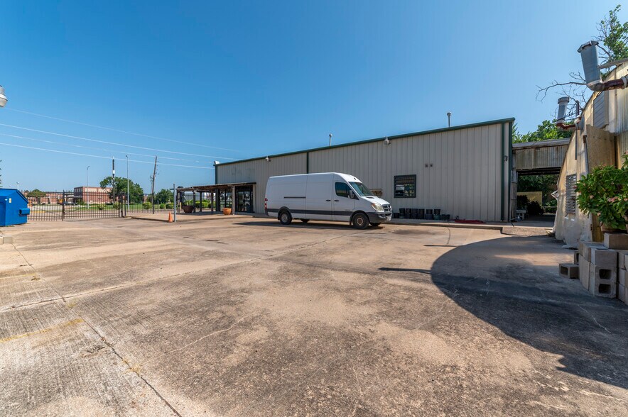More Photos Of 2920 Dairy Ashford Rd, Houston Showroom For Sale