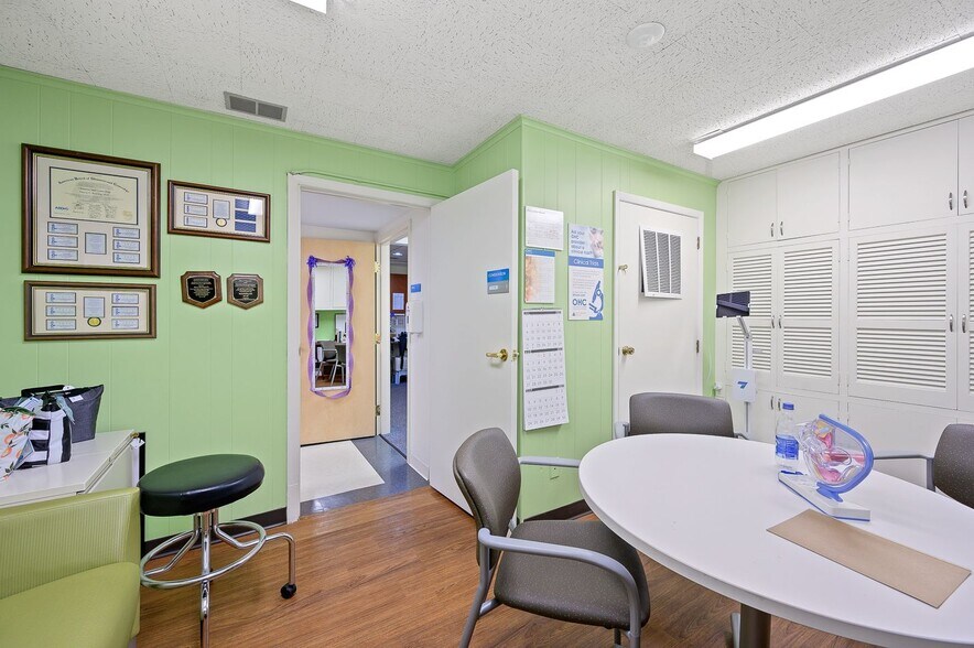 More Photos Of 71 E Hollister St, Cincinnati Medical For Lease