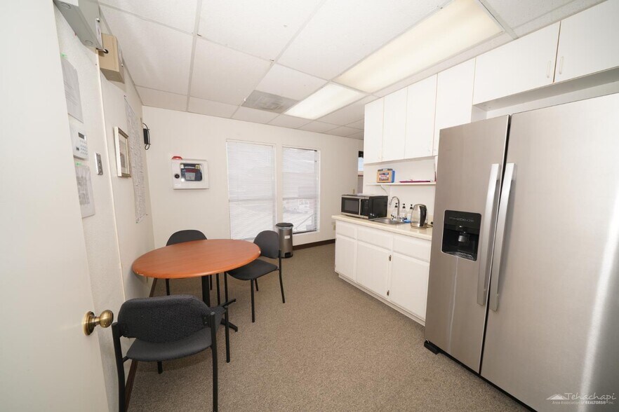More Photos Of 20031 W Valley Blvd, Tehachapi Office For Sale