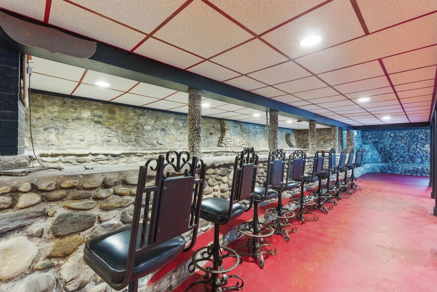 More Photos Of 200 Worthington Rd, Huntington Restaurant For Sale