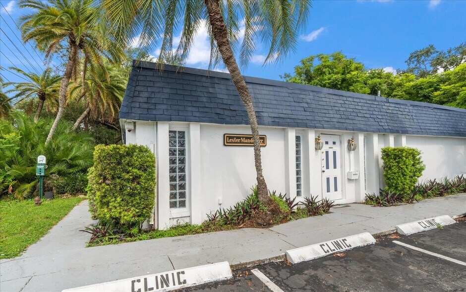 More Photos Of 1631 W Bay Dr, Largo Veterinarian Kennel For Sale