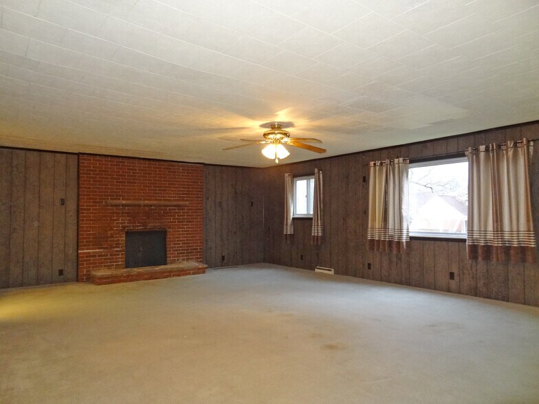 More Photos Of 93 Maple Ave, Morgantown Office For Sale