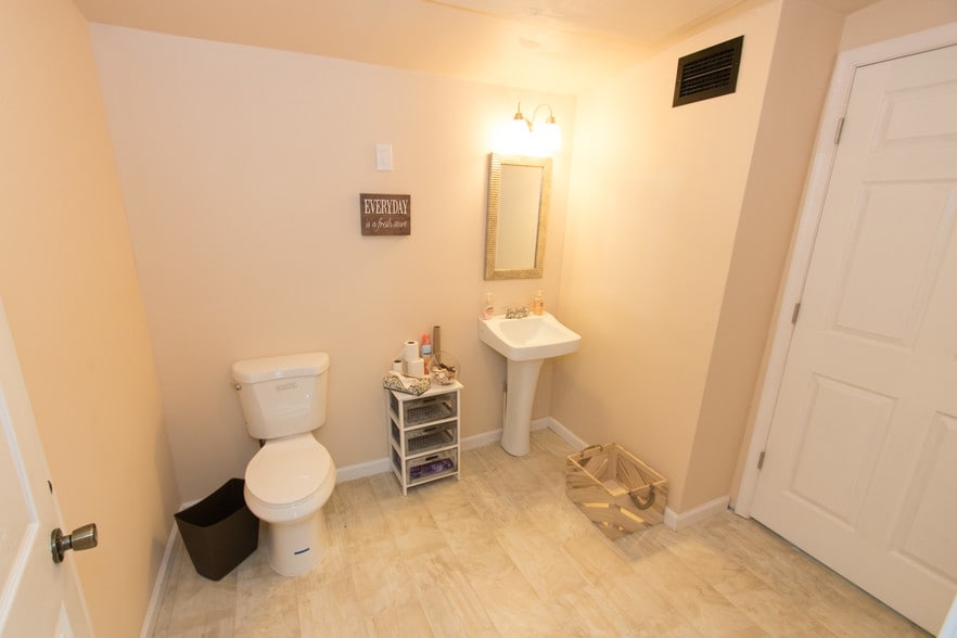 More Photos Of 5717 Falls Rd, Baltimore Loft Creative Space For Lease