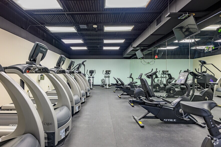 More Photos Of 8111 Lyndon B Johnson Fwy, Dallas Office For Lease