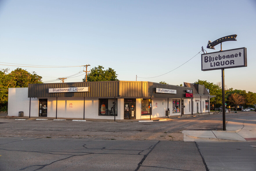 Primary Photo Of 3500-3502 Bluebonnet Cir, Fort Worth Storefront For Lease