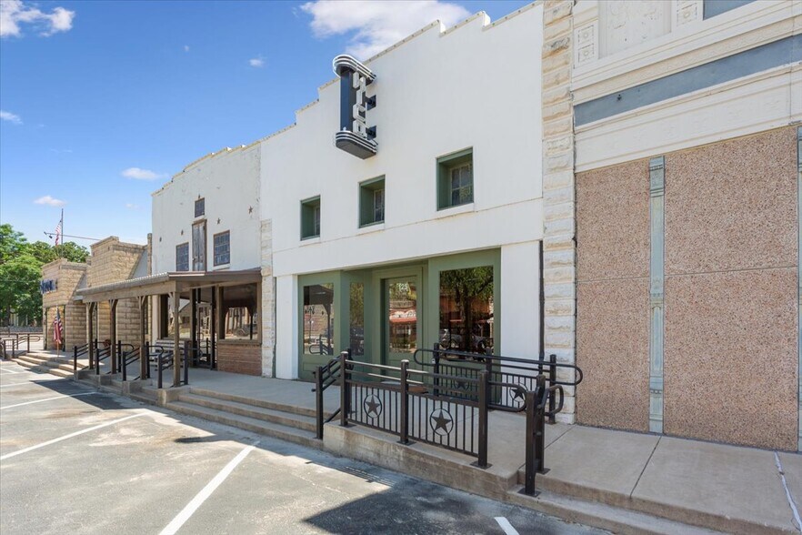 More Photos Of 125 N Pecan St, Hico General Retail For Sale